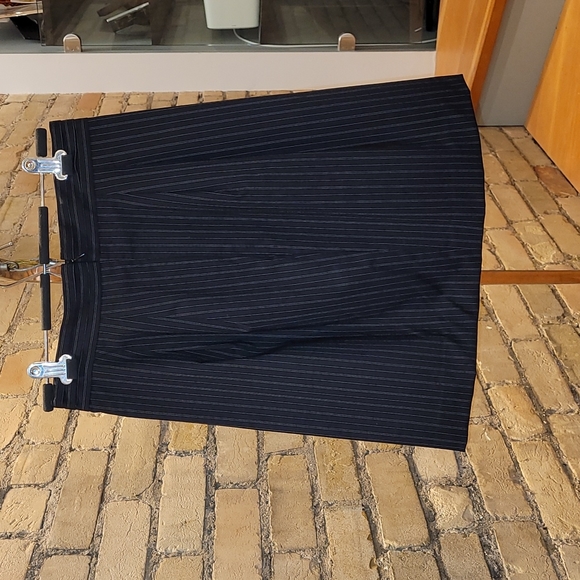 Club Monaco pin-striped skirt, size 4 (S), black - Picture 2 of 4